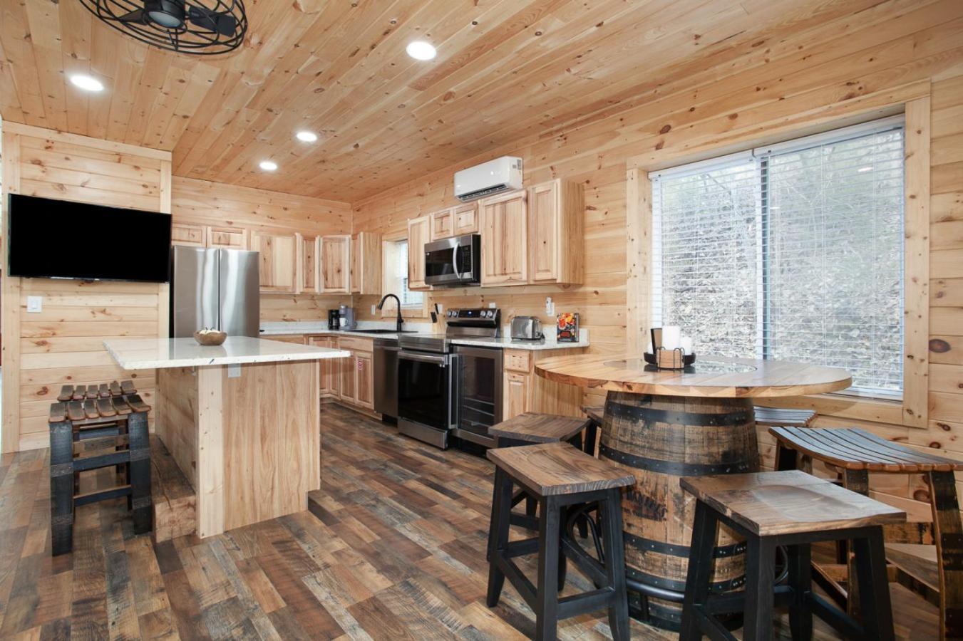 Villa Whiskey Barrel W Hot Tub Arcade Game Fire Pit Sevierville Esterno foto