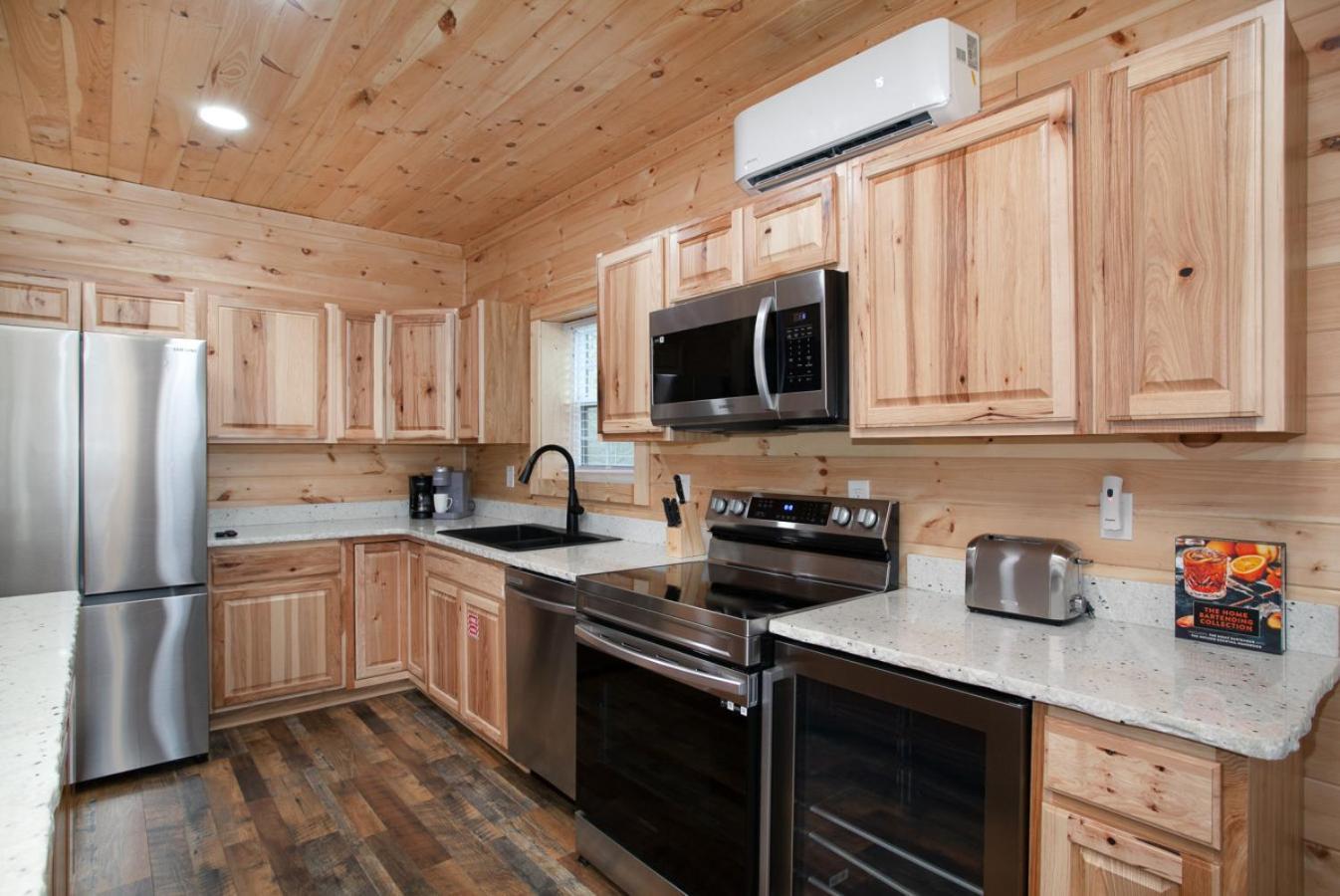 Villa Whiskey Barrel W Hot Tub Arcade Game Fire Pit Sevierville Esterno foto