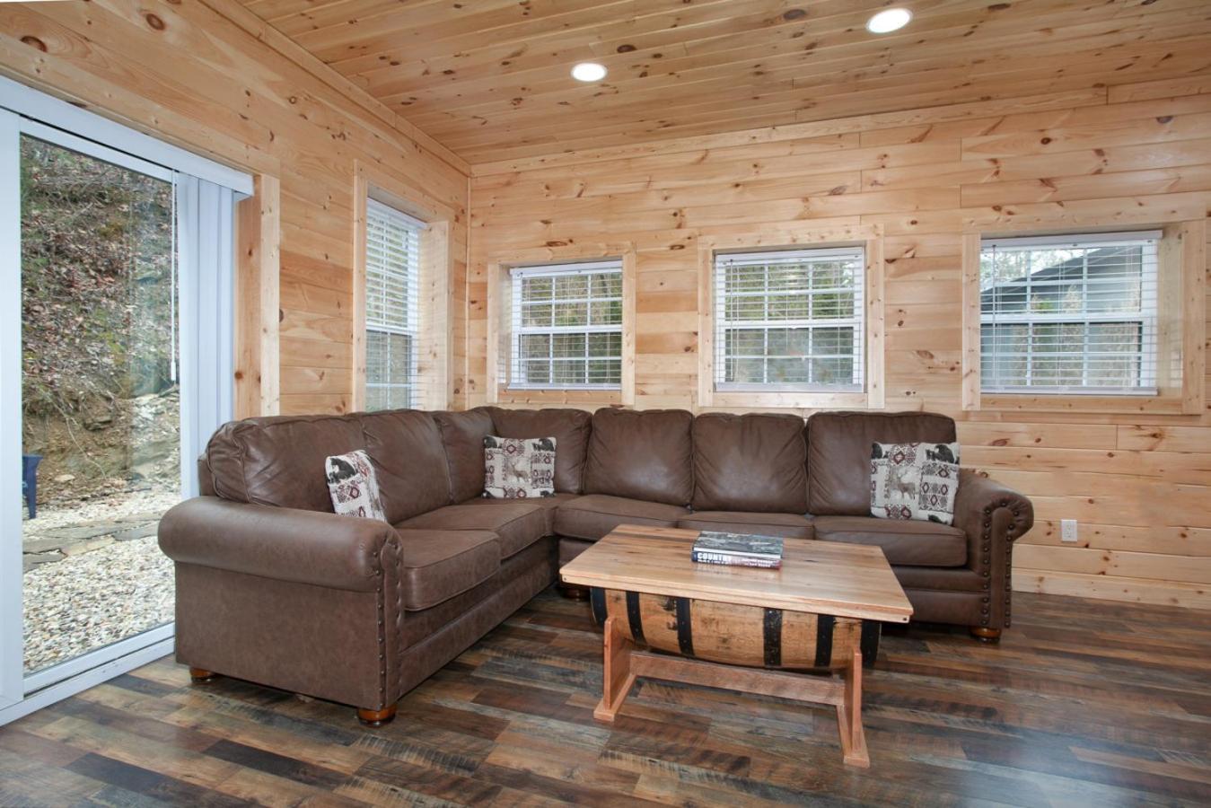 Villa Whiskey Barrel W Hot Tub Arcade Game Fire Pit Sevierville Esterno foto